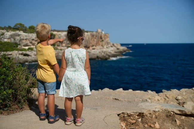 During my stay on Mallorca, I came across those little children. I was so appealed by them watching fisher boats coming in, I had to take this picture. Even if there is no boat visible, the scene with the boy apparently pointing towards the horizon is even stronger.